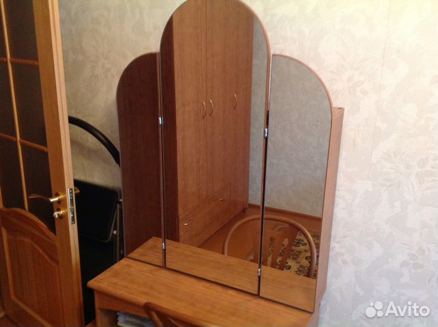 Продам трюмо с открывающимися створками