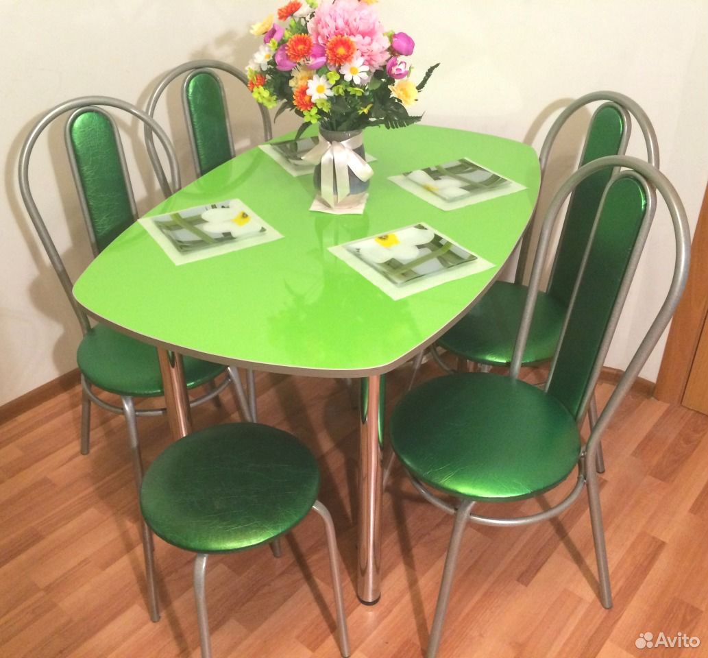 Кухонные стула б у. Кухонный стол и стулья. Стол кухонный зеленый. Кухонный столик со стульями. Зелёный стол на кухне.