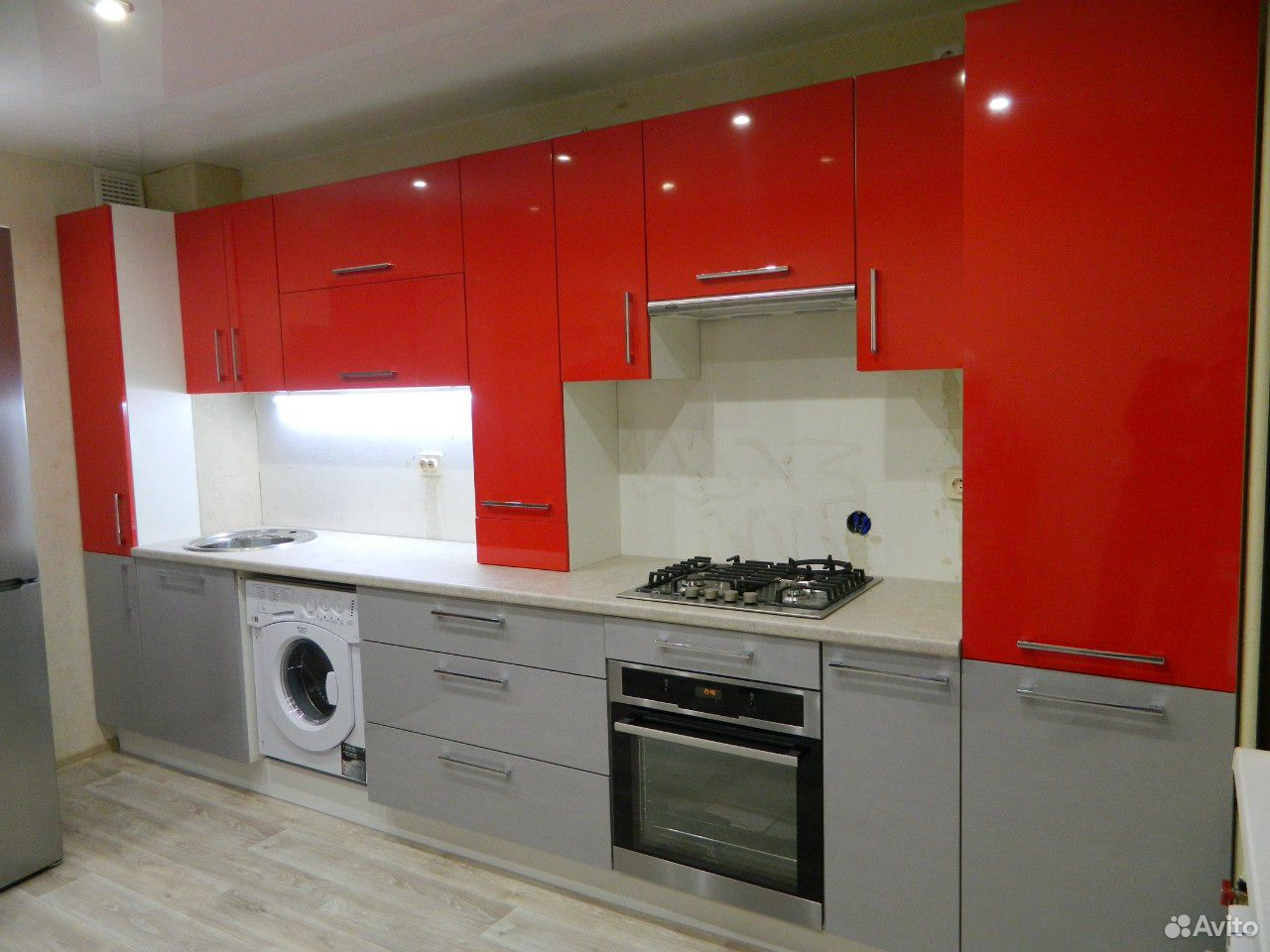 Кухонный гарнитур серый низ красный верх