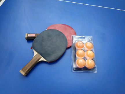 Теннисный стол, мячики и ракетки