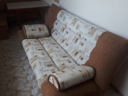 Бежевый диван