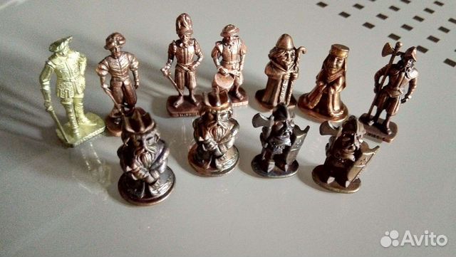 Киндер машинки,солдатики и др.На фото в наличии