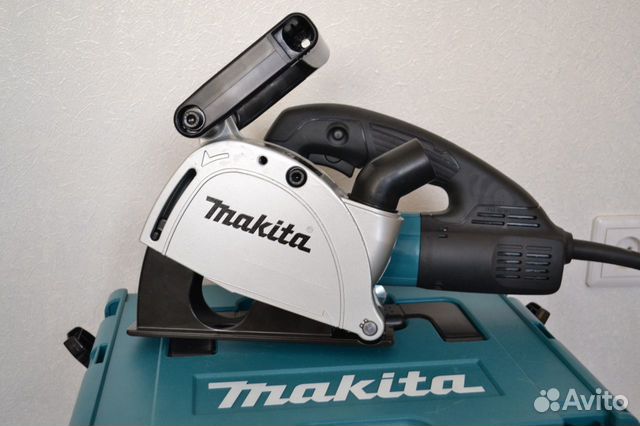 Штробление стен под проводку и трубы водоснабжения