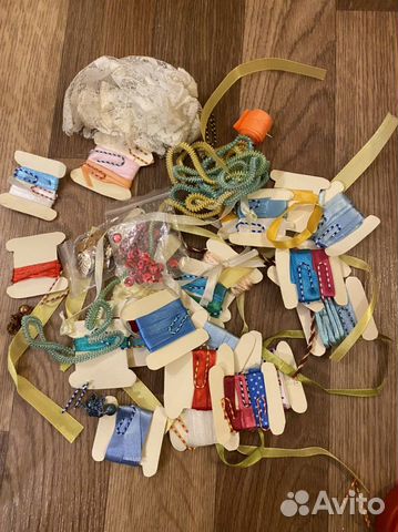 Ленты атласные рулонами и небольшими кусочками