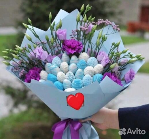 Клубника в шоколаде с цветами букет