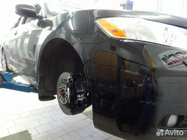 Спортивные тормоза на Toyota Camry 330мм 4pot Спортивные тормоза на Toyota Camry 330мм 4pot