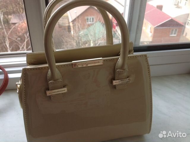 Лаковая сумочка бежевого цвета