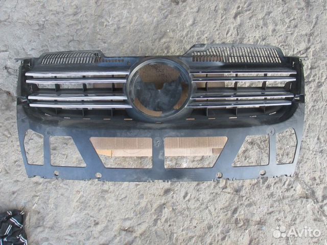 88142281010 Решетка радиатора VW Golf V