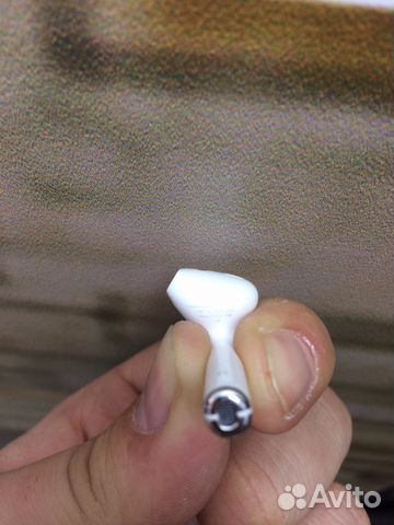 Правый наушник AirPods Правый наушник AirPods