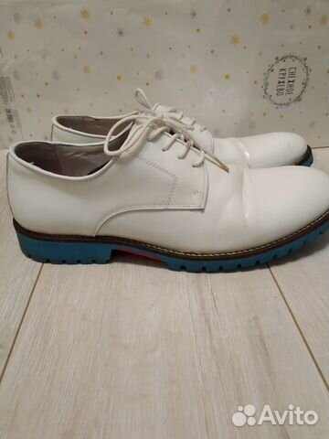 Белые туфли Kenneth Cole reaction с синей подошвой Белые туфли Kenneth Cole reaction с синей подошвой