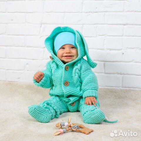 Вязаный комбинезон и пинетки
