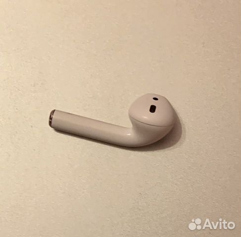 Правый наушник с кейсом AirPods Правый наушник с кейсом AirPods