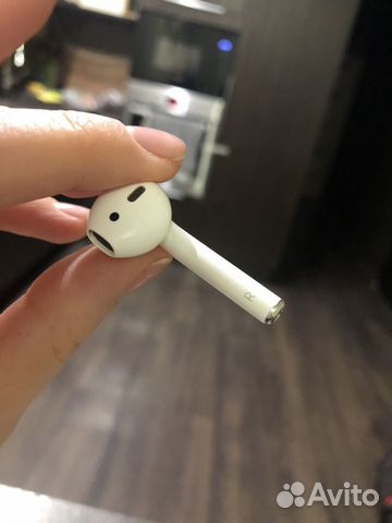 Наушник AirPods (правый) первого поколения. Оригин Наушник AirPods (правый) первого поколения. Оригин