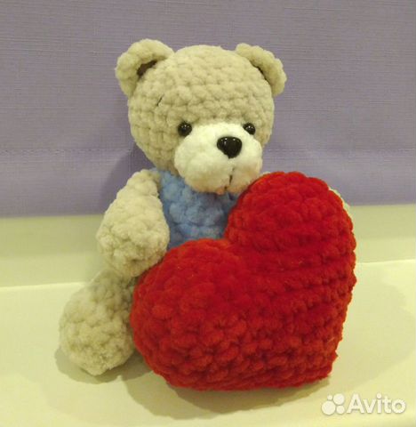 Плюшевый мишка. Валентинка. вязаная игрушка