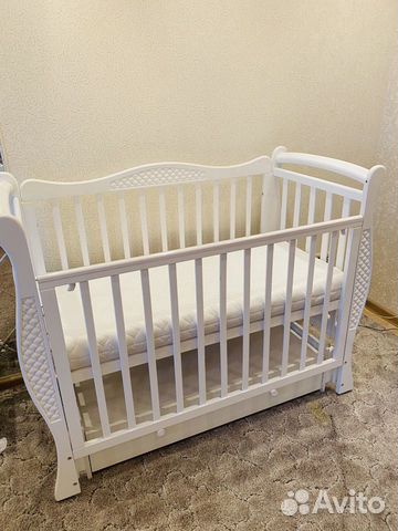 Детская кроватка со стразами и матрасам в комплект Детская кроватка со стразами и матрасам в комплект