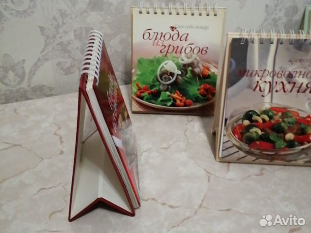 Книги по кулинарии на подставках Книги по кулинарии на подставках