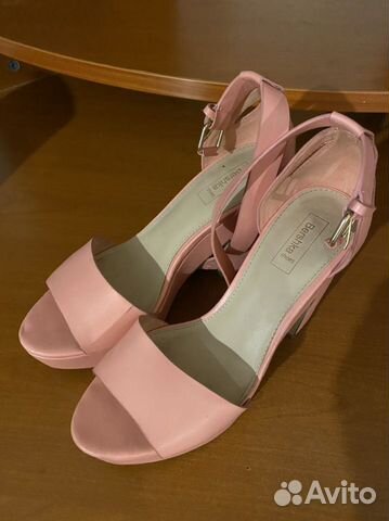 Босоножки на каблуке