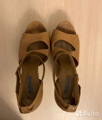 Босоножки на танкетке