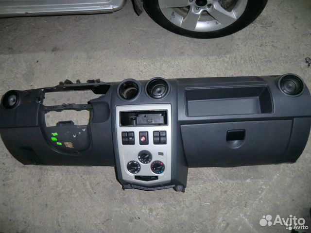 Торпеда панель приборов на Renault Logan 1