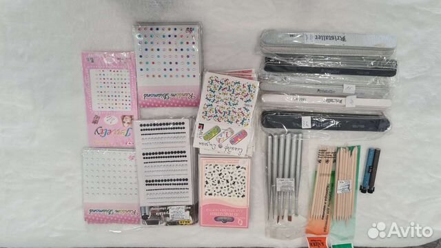 Набор для маникюра стразы,пилочки,наклейки. Новое