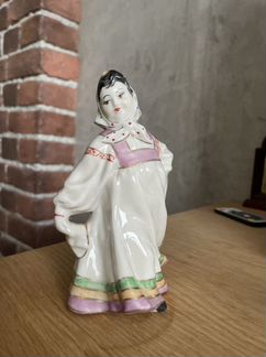 Статуэтка фарфоровая девушка плясунья из композици