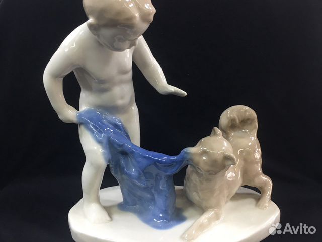 Статуэтка Мальчик с полотенцем и собакой