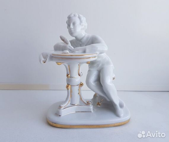 Статуэтка СССР - юный пушкин за столом. лфз