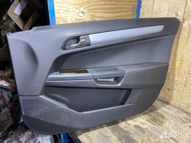 Обшивка передней правой двери Opel Astra H 79075