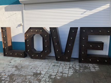 Светящиеся буквы love