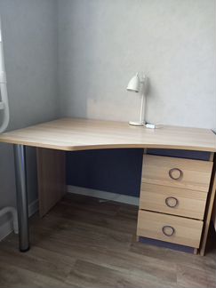 Стол и шкаф