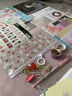 Блокнот и набор канцелярии к нему