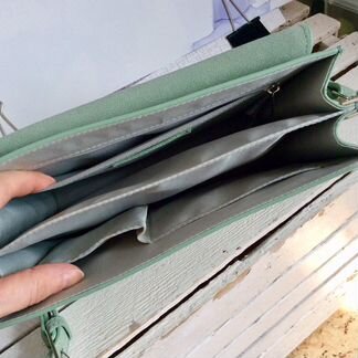 Сумка Reserved фисташкового цвета из замши, новая