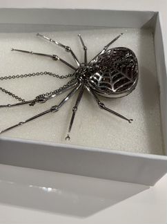 Колье черненое золото с сапфирами,бренд на фото