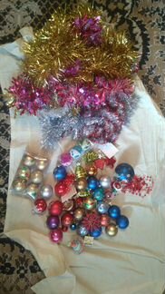 Новогодние игрушки и мишура