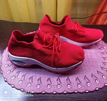 Кроссовки женские