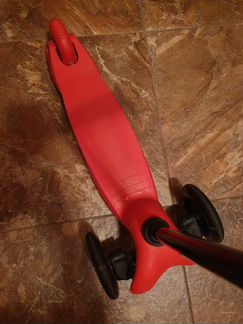 Продам трехколесный самокат с светящимися колесами