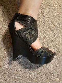 Коктейльные босоножки на танкетке Pelle Moda