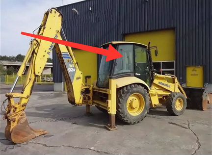 Стекло кузовное правое для komatsu wb93r-2