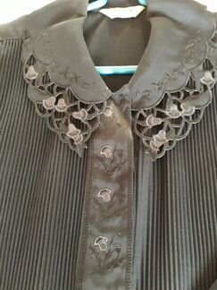 Черная блузка с кружевным воротником