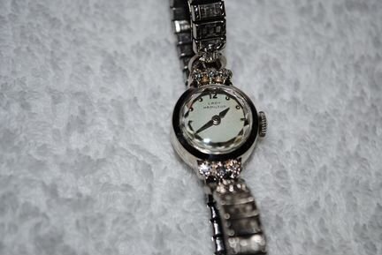 Женские золотые часы с бриллиантами