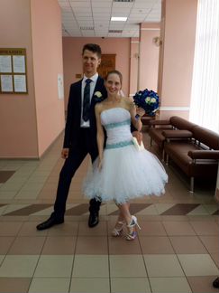 Короткое свадебное платье, туфли и атрибутика