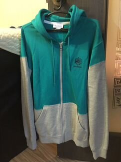 Спортивная толстовка на замке