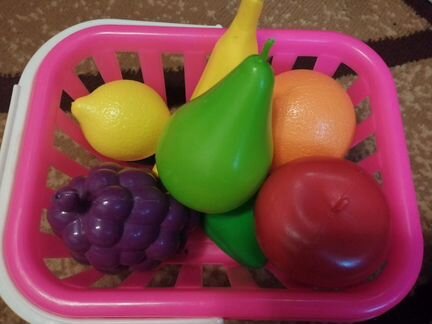 Набор игрушечных фруктов и овощей