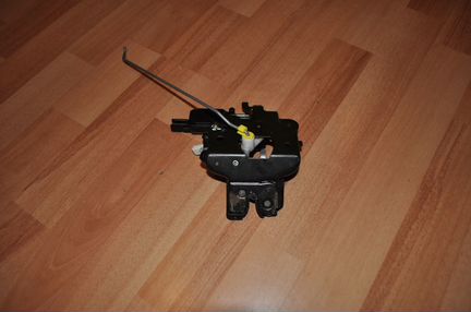 Замок крышки багажника на мазда 3