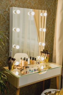 Туалетный столик и лампы