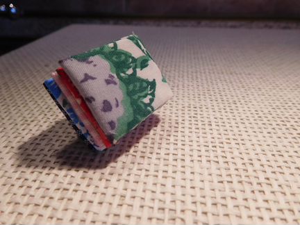 Утюжок на стопке белья для куколки