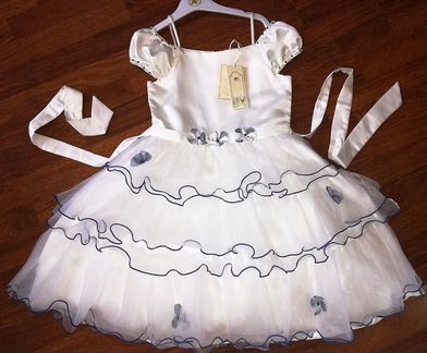 Платье праздничное белое. Новое. на 7-10 лет