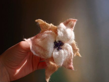 Войлочная брошь цветок в пудровой гамме с аметиста