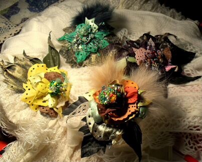 Украшение-брошь. кожа