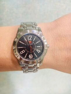 Женские часы Swiss Military с фианитами